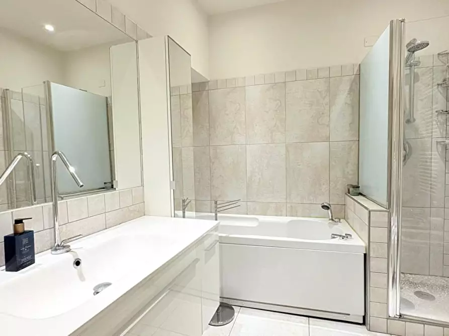 Immagine 17 di Appartamento in vendita  a Lucca