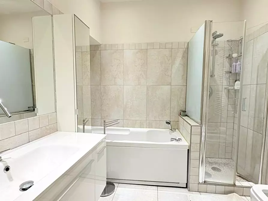 Immagine 16 di Appartamento in vendita  a Lucca