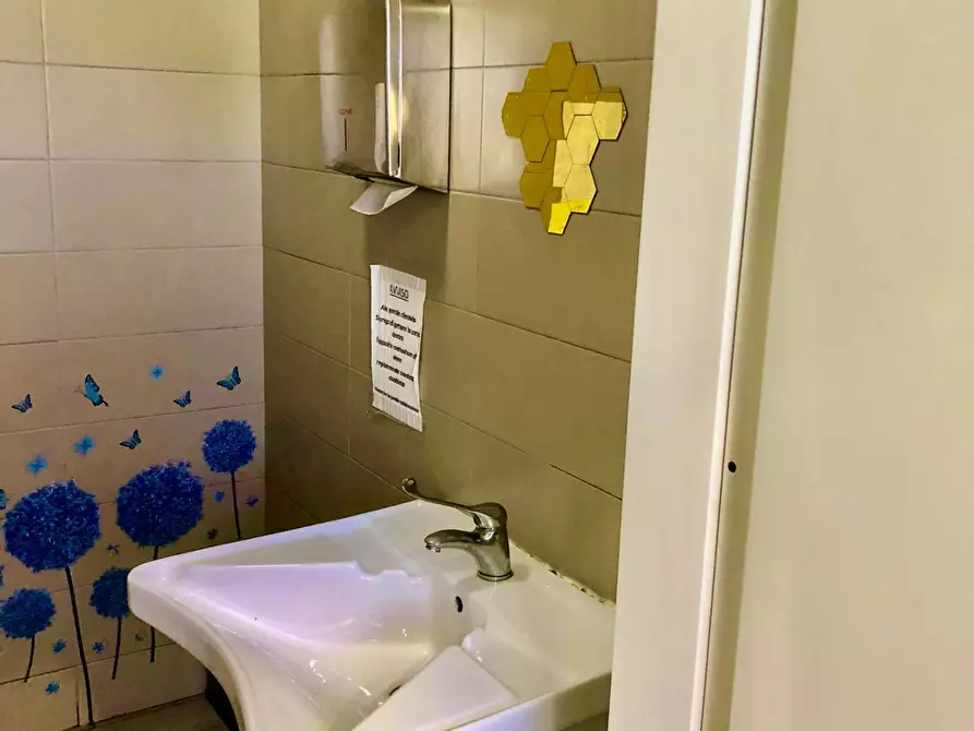 Immagine 8 di Locale commerciale in vendita  a Palermo