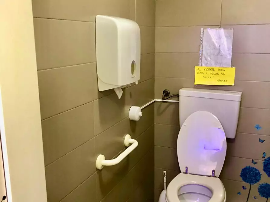 Immagine 9 di Locale commerciale in vendita  a Palermo