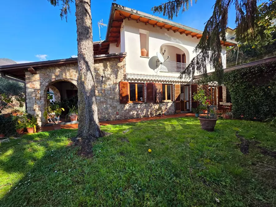 Immagine 2 di Casa bifamiliare in vendita  a Massa