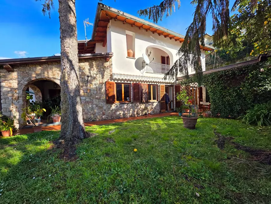 Immagine 1 di Casa bifamiliare in vendita  a Massa