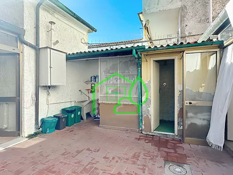 Immagine 11 di Villa in vendita  a Viareggio