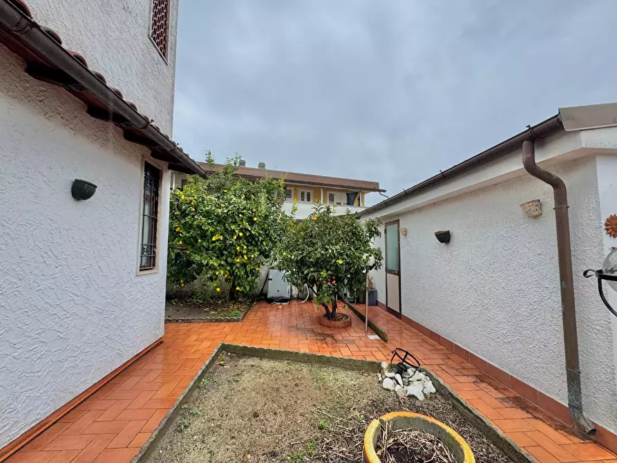 Immagine 4 di Villetta a schiera in vendita  a Viareggio