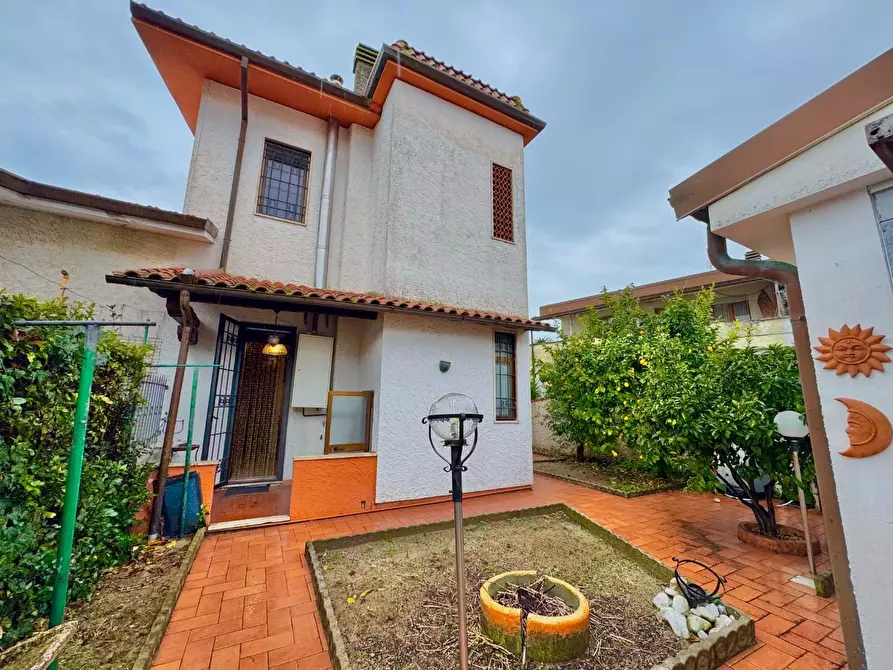 Immagine 3 di Villetta a schiera in vendita  a Viareggio