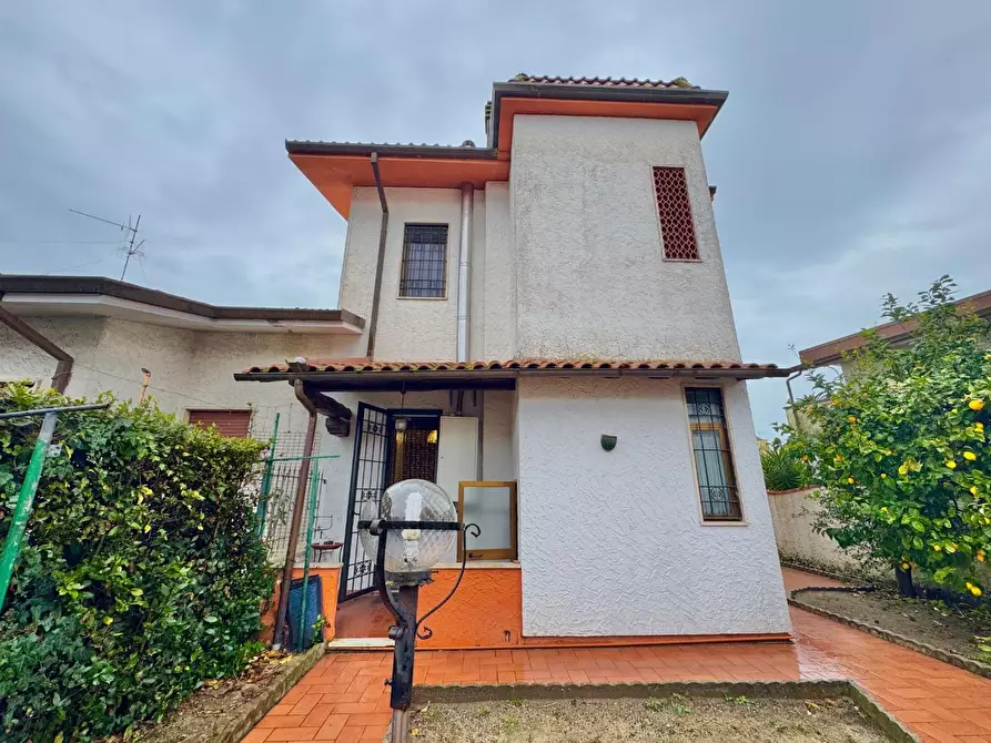 Immagine 2 di Villetta a schiera in vendita  a Viareggio