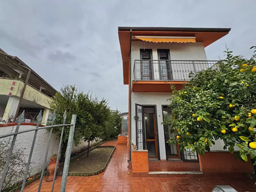 Immagine 9 di Villetta a schiera in vendita  a Viareggio