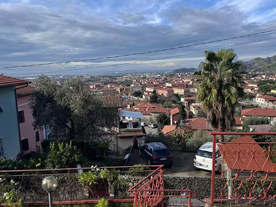 Immagine 2 di Casa semindipendente in vendita  a Massa
