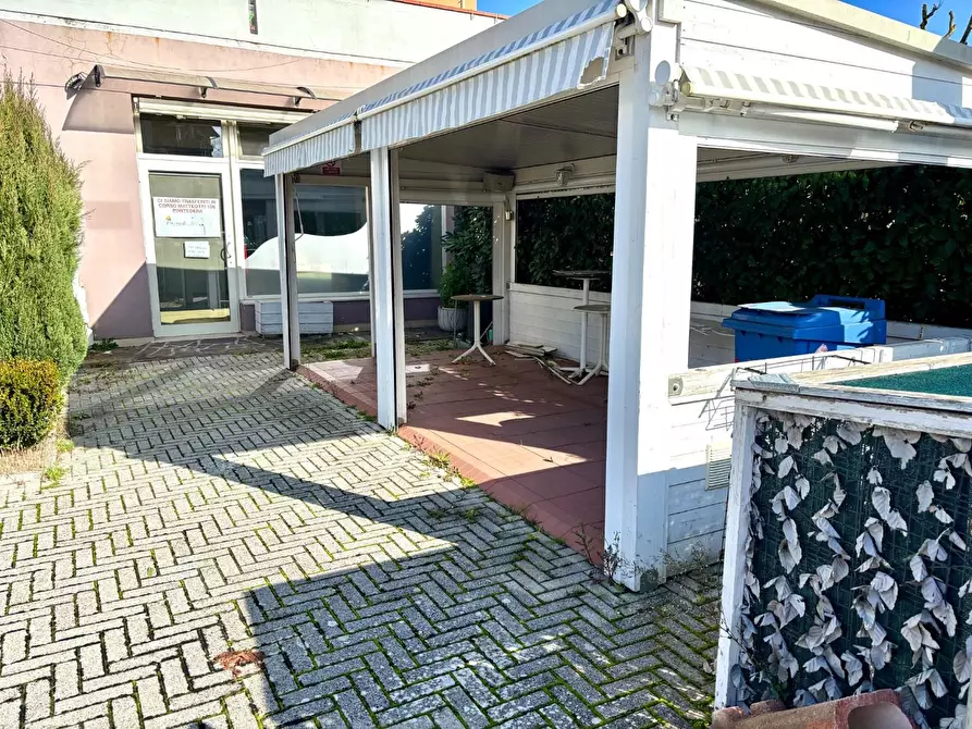 Immagine 11 di Negozio in affitto  a Pontedera