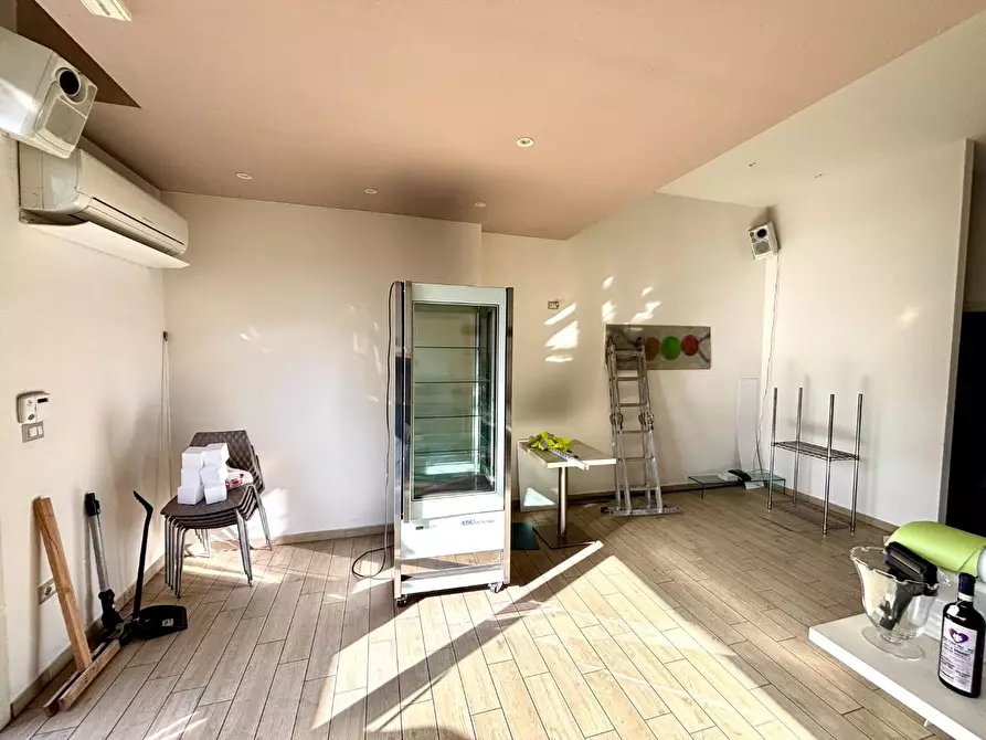 Immagine 4 di Negozio in affitto  a Pontedera