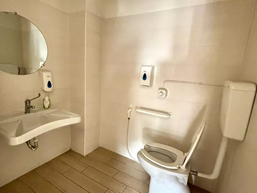 Immagine 5 di Negozio in affitto  a Pontedera