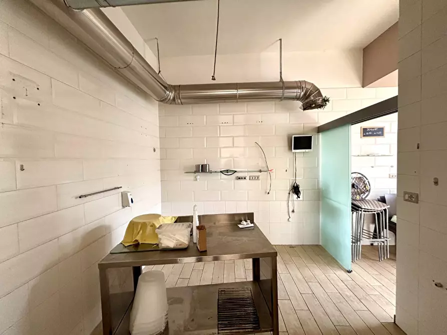 Immagine 8 di Negozio in affitto  a Pontedera