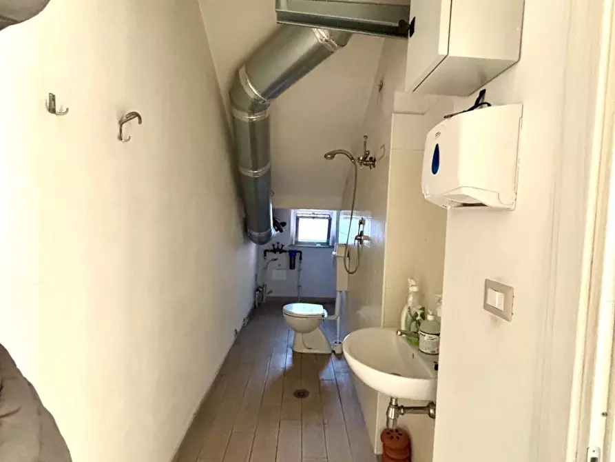 Immagine 7 di Negozio in affitto  a Pontedera