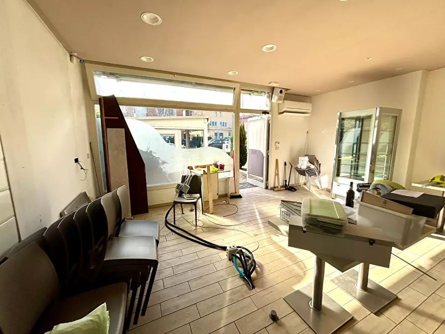 Immagine 3 di Negozio in affitto  a Pontedera