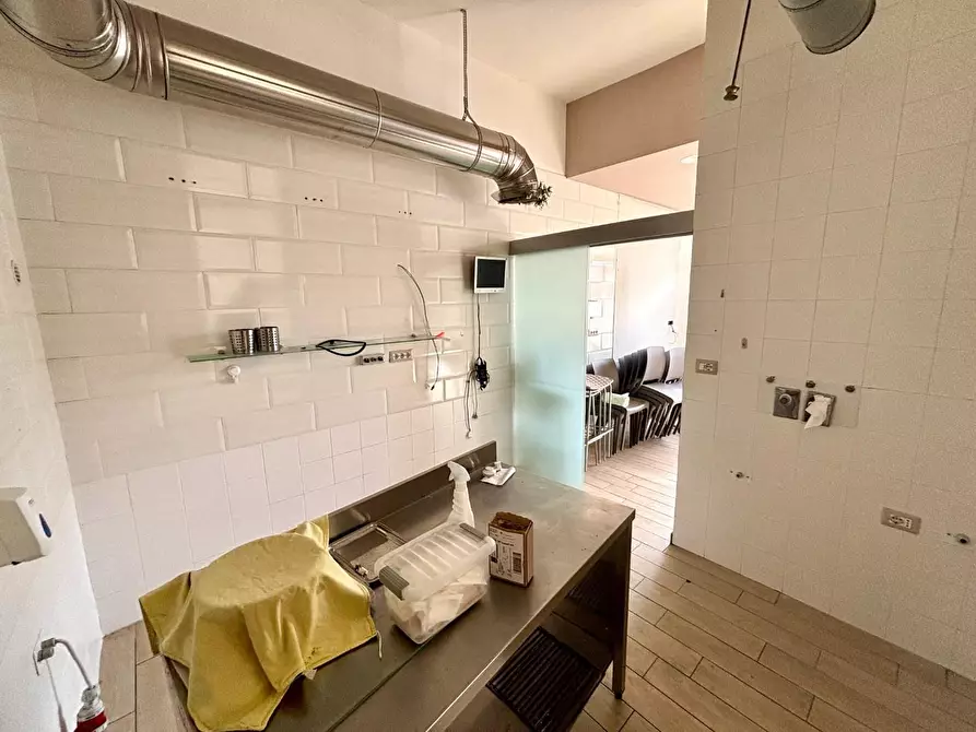 Immagine 9 di Negozio in affitto  a Pontedera