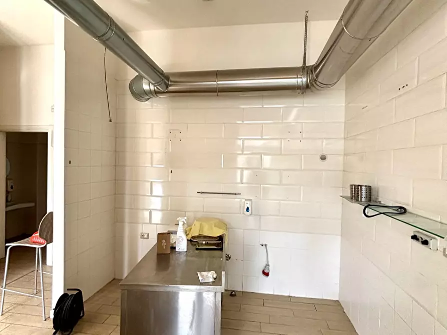 Immagine 10 di Negozio in affitto  a Pontedera