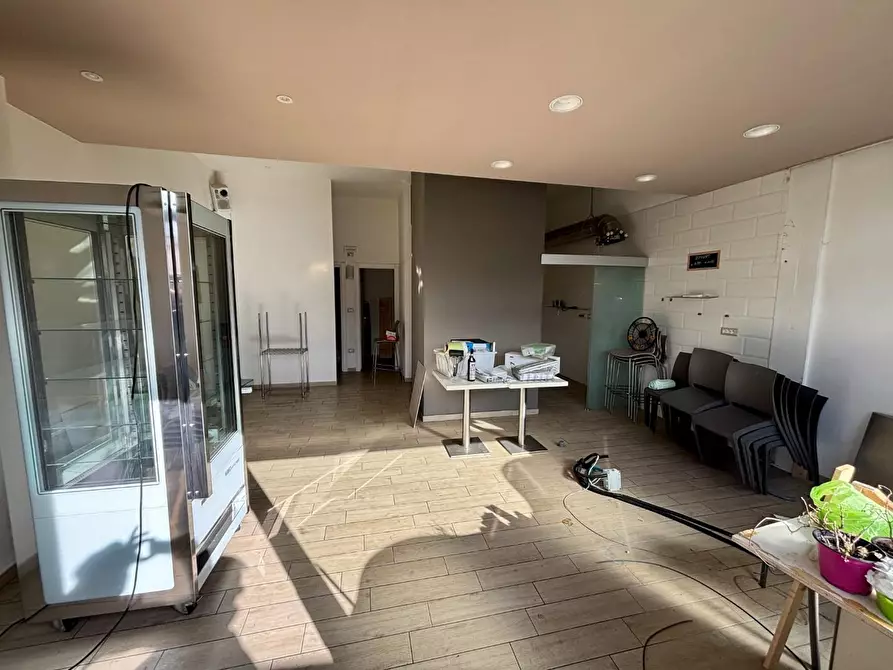 Immagine 2 di Negozio in affitto  a Pontedera