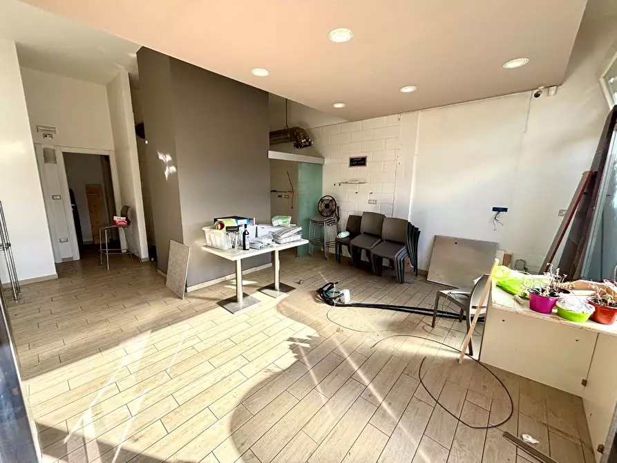 Immagine 1 di Negozio in affitto  a Pontedera