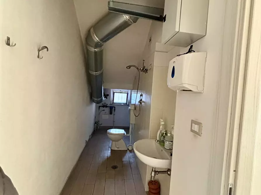 Immagine 6 di Negozio in affitto  a Pontedera