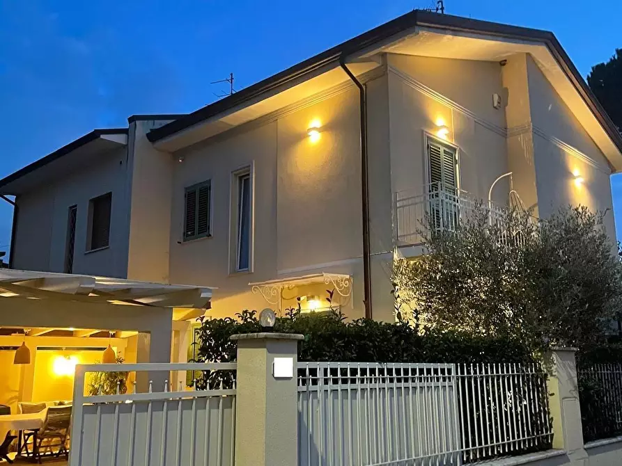 Immagine 2 di Casa bifamiliare in vendita  a Camaiore