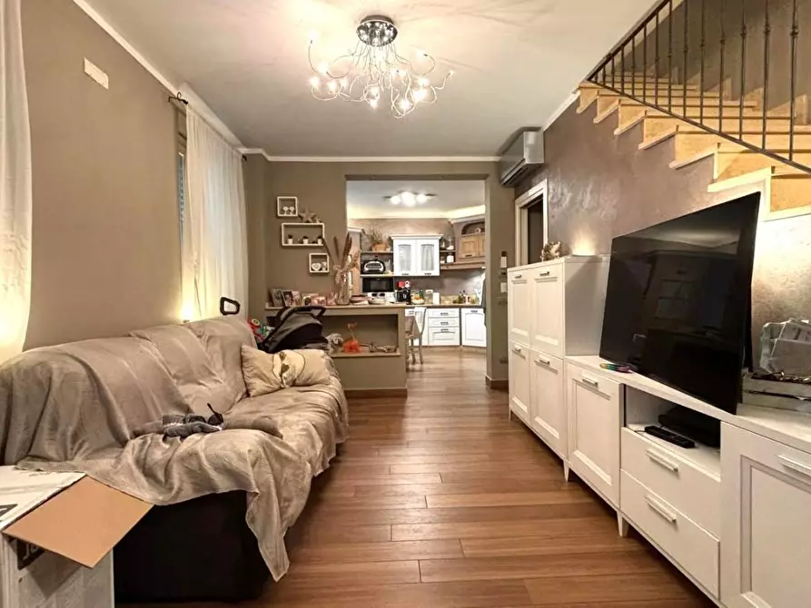 Immagine 1 di Villetta a schiera in vendita  a Lucca