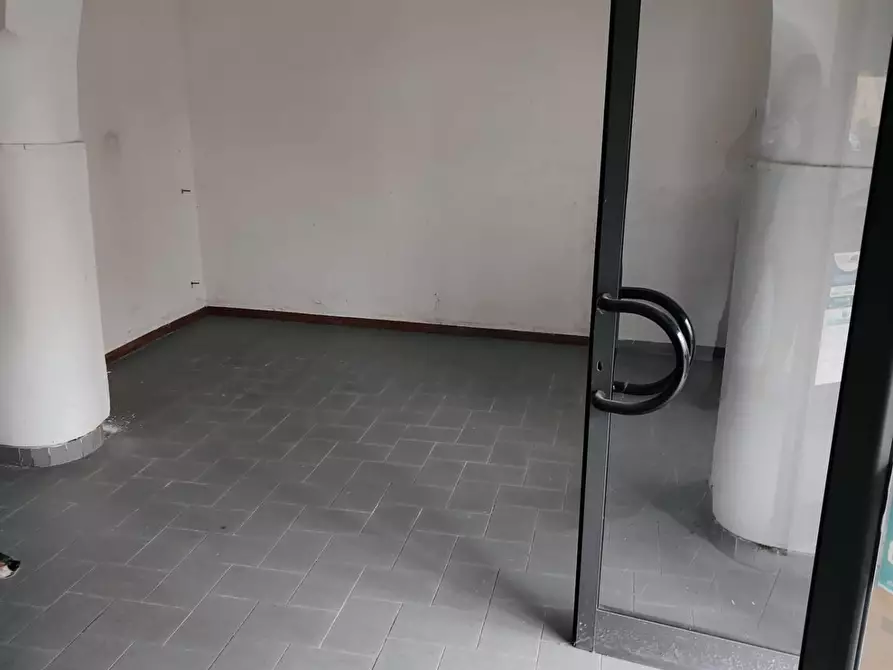 Immagine 4 di Negozio in affitto  a Livorno