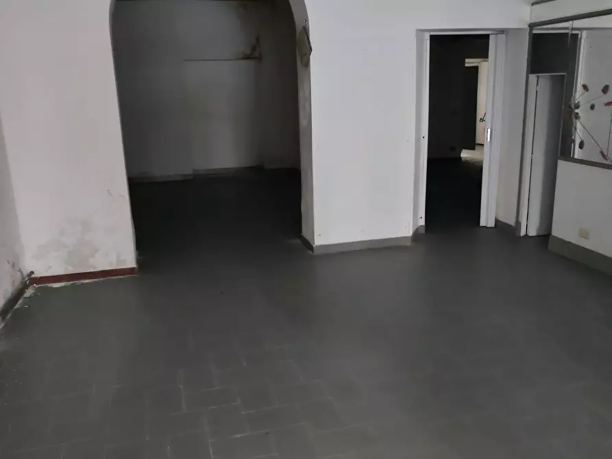 Immagine 3 di Negozio in affitto  a Livorno