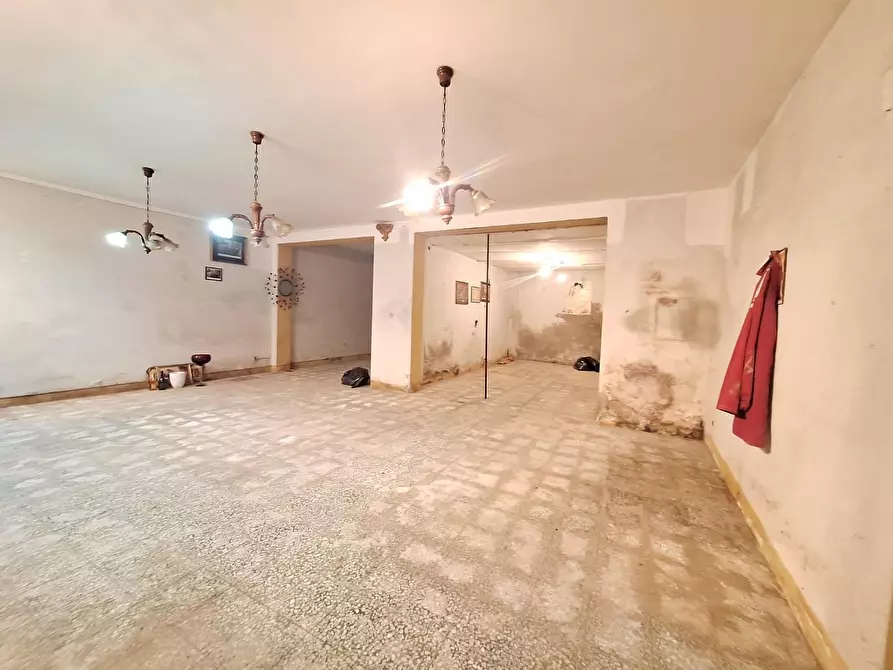 Immagine 2 di Magazzino in vendita  a Cascina