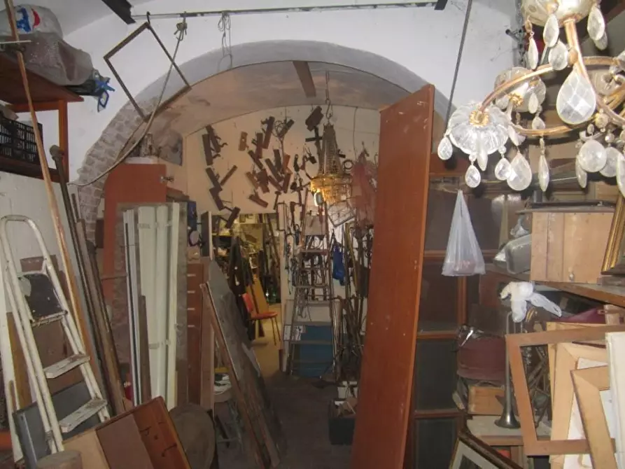 Immagine 12 di Magazzino in vendita  a Pisa