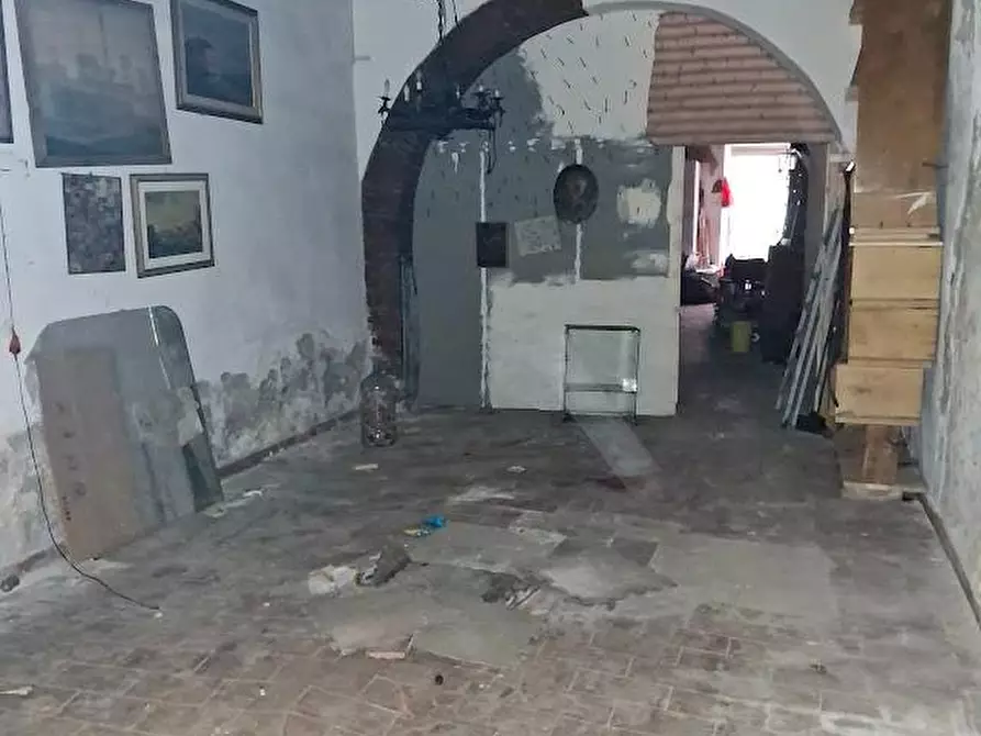 Immagine 1 di Magazzino in vendita  a Pisa