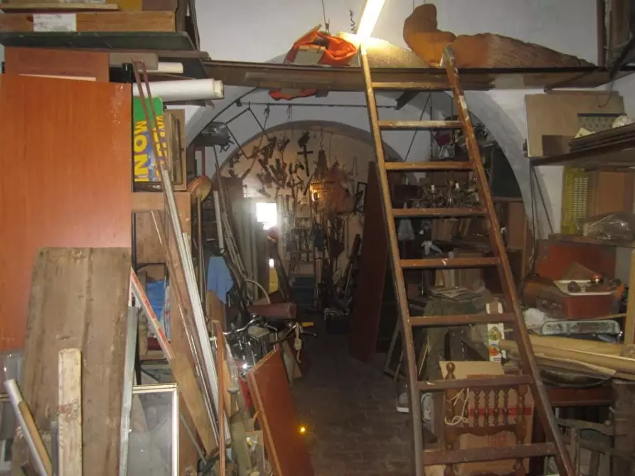 Immagine 14 di Magazzino in vendita  a Pisa