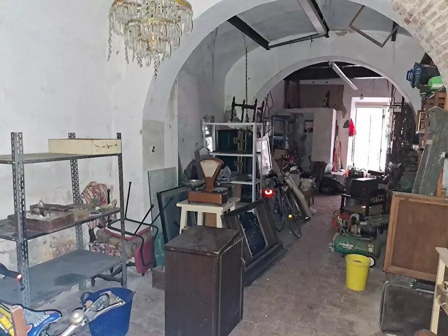 Immagine 2 di Magazzino in vendita  a Pisa