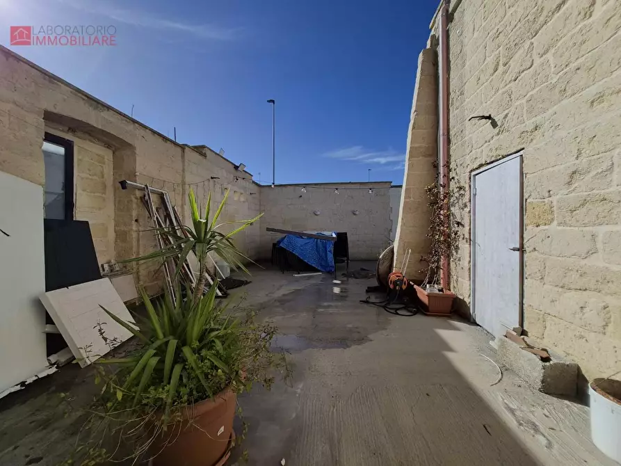 Immagine 15 di Locale commerciale in vendita  a Lequile