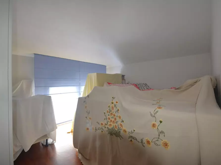 Immagine 10 di Ufficio in vendita  a Lucca