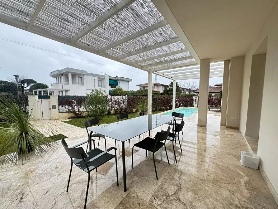 Immagine 4 di Villa in vendita  a Forte Dei Marmi