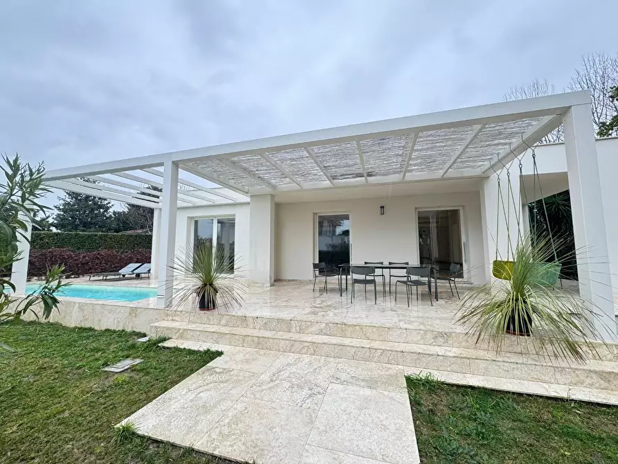 Immagine 1 di Villa in vendita  a Forte Dei Marmi