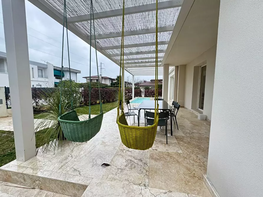 Immagine 3 di Villa in vendita  a Forte Dei Marmi