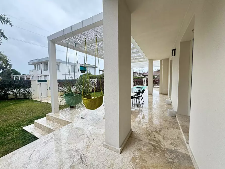 Immagine 2 di Villa in vendita  a Forte Dei Marmi