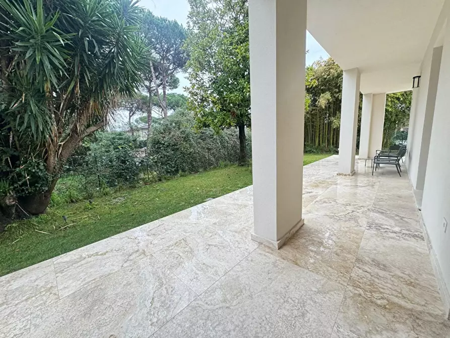 Immagine 7 di Villa in vendita  a Forte Dei Marmi