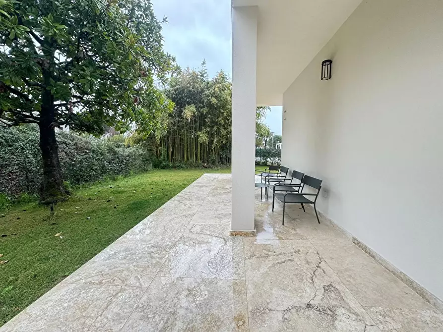 Immagine 6 di Villa in vendita  a Forte Dei Marmi
