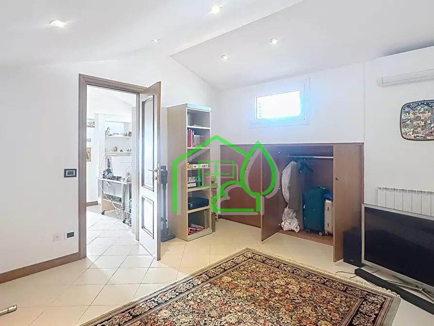 Immagine 42 di Mansarda in vendita  a Viareggio