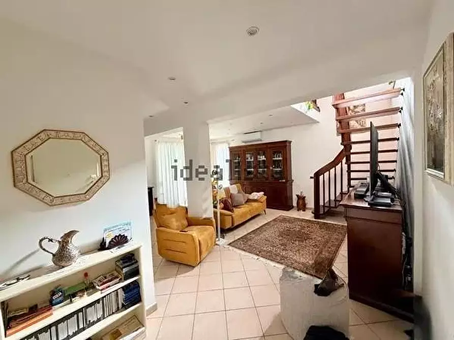 Immagine 2 di Mansarda in vendita  a Viareggio