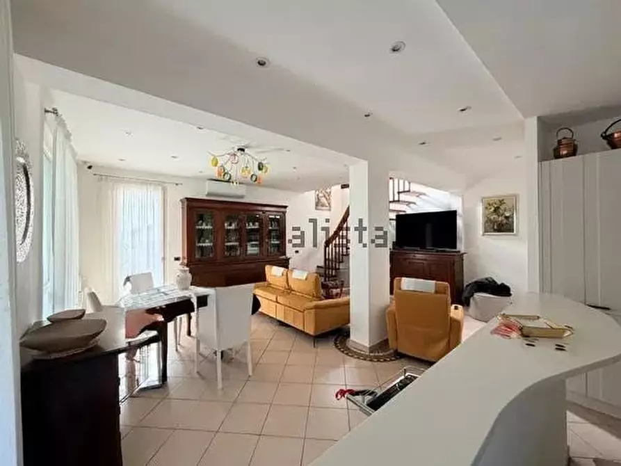 Immagine 5 di Mansarda in vendita  a Viareggio