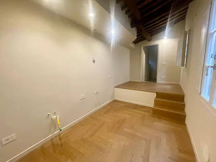 Immagine 10 di Appartamento in vendita  a Lucca