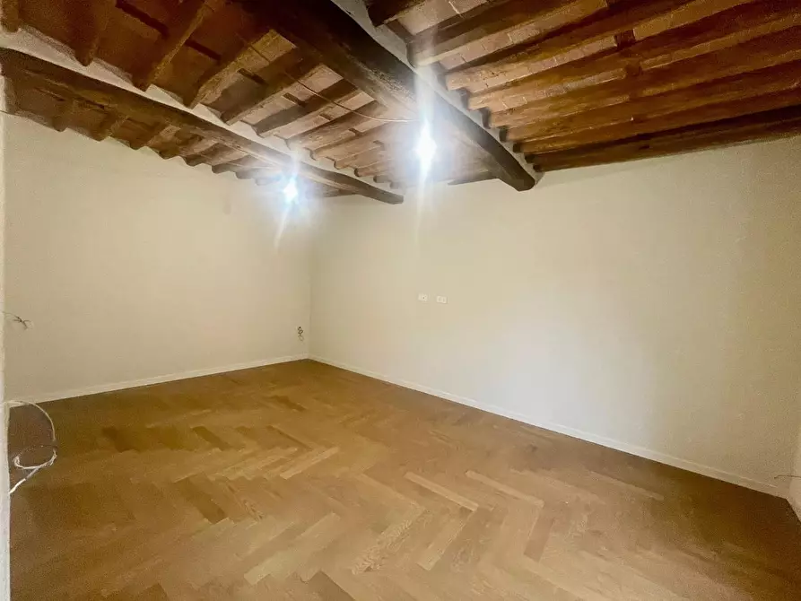 Immagine 22 di Appartamento in vendita  a Lucca
