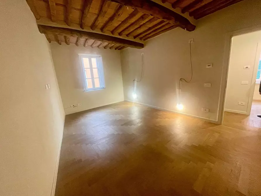 Immagine 5 di Appartamento in vendita  a Lucca