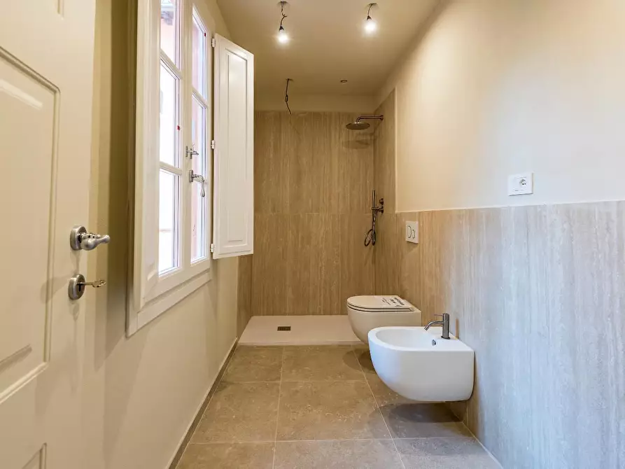 Immagine 31 di Appartamento in vendita  a Lucca