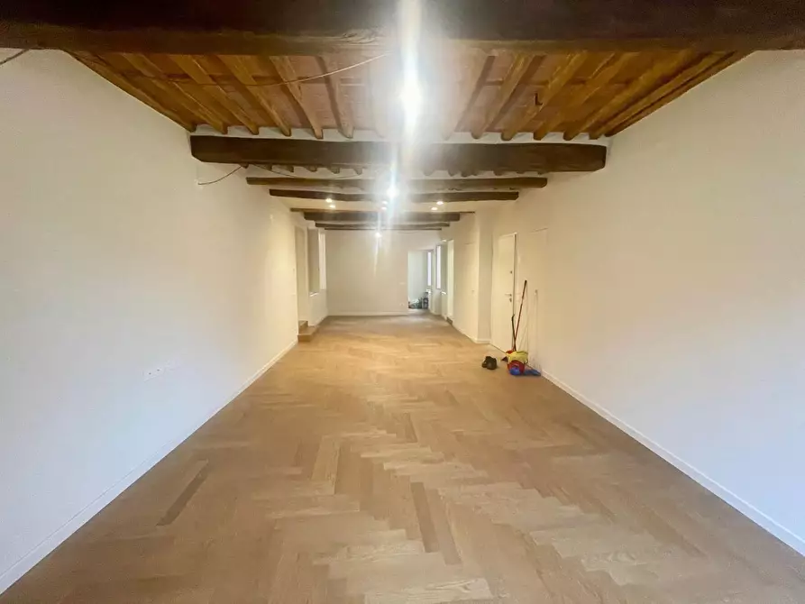 Immagine 6 di Appartamento in vendita  a Lucca