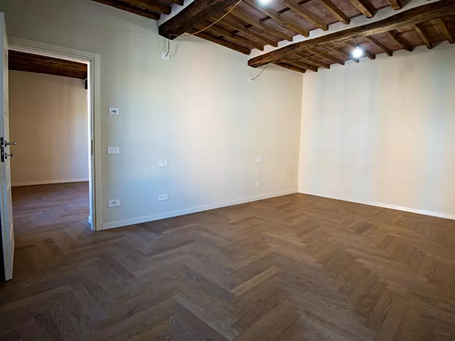 Immagine 32 di Appartamento in vendita  a Lucca