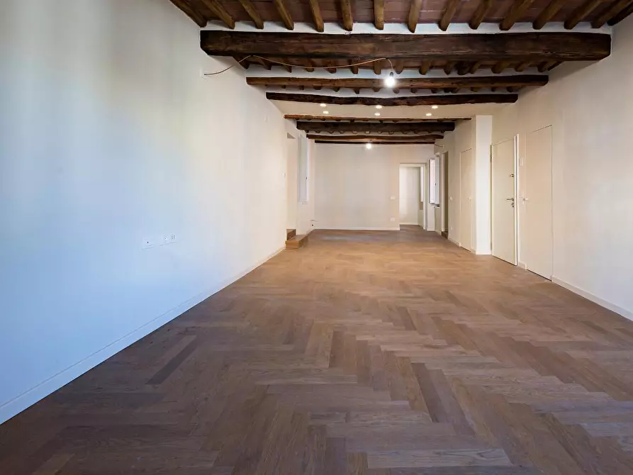 Immagine 34 di Appartamento in vendita  a Lucca